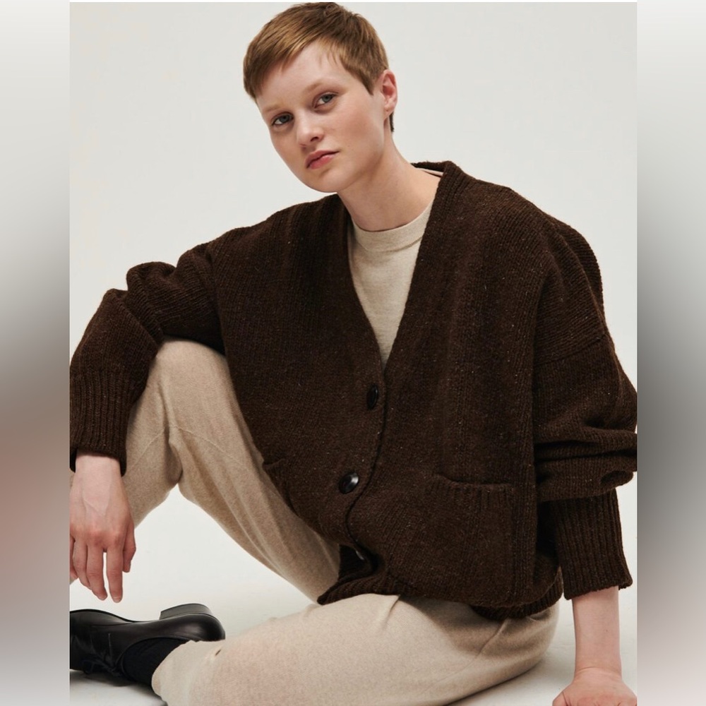 Babaa No 17 cardigan in Earth.